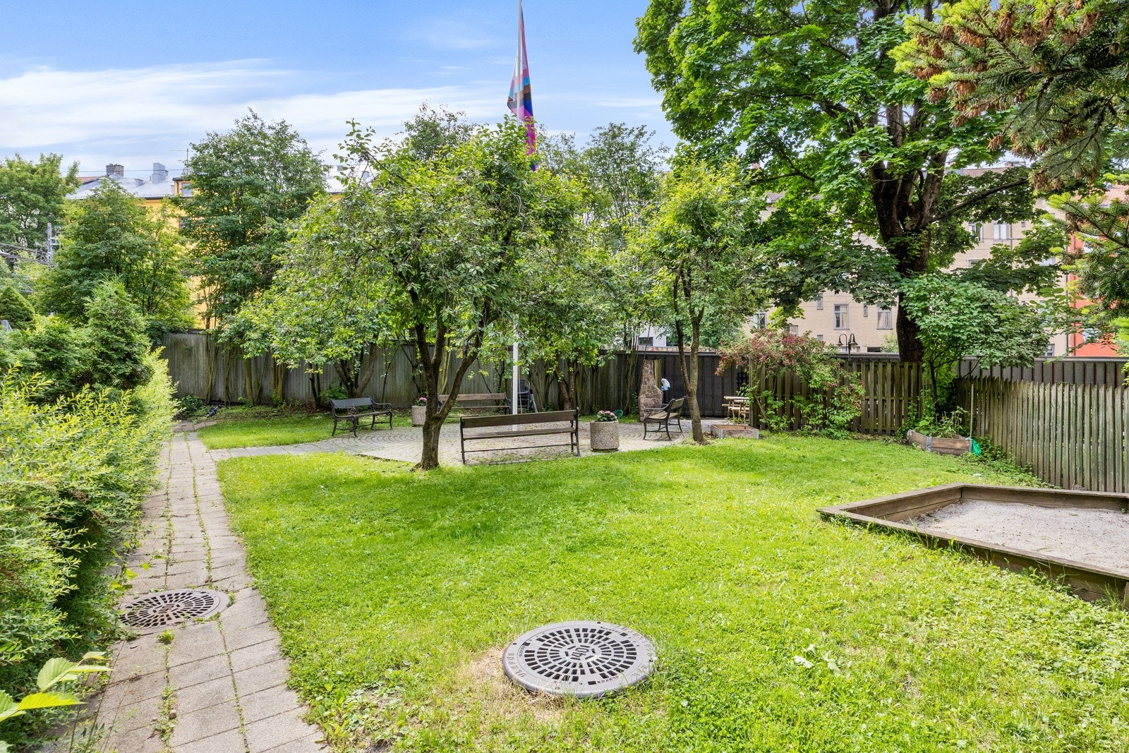 Borettslaget har en idyllisk bakgård som er inndelt i flere hyggelige soner med frodig beplantning. Galleribilde