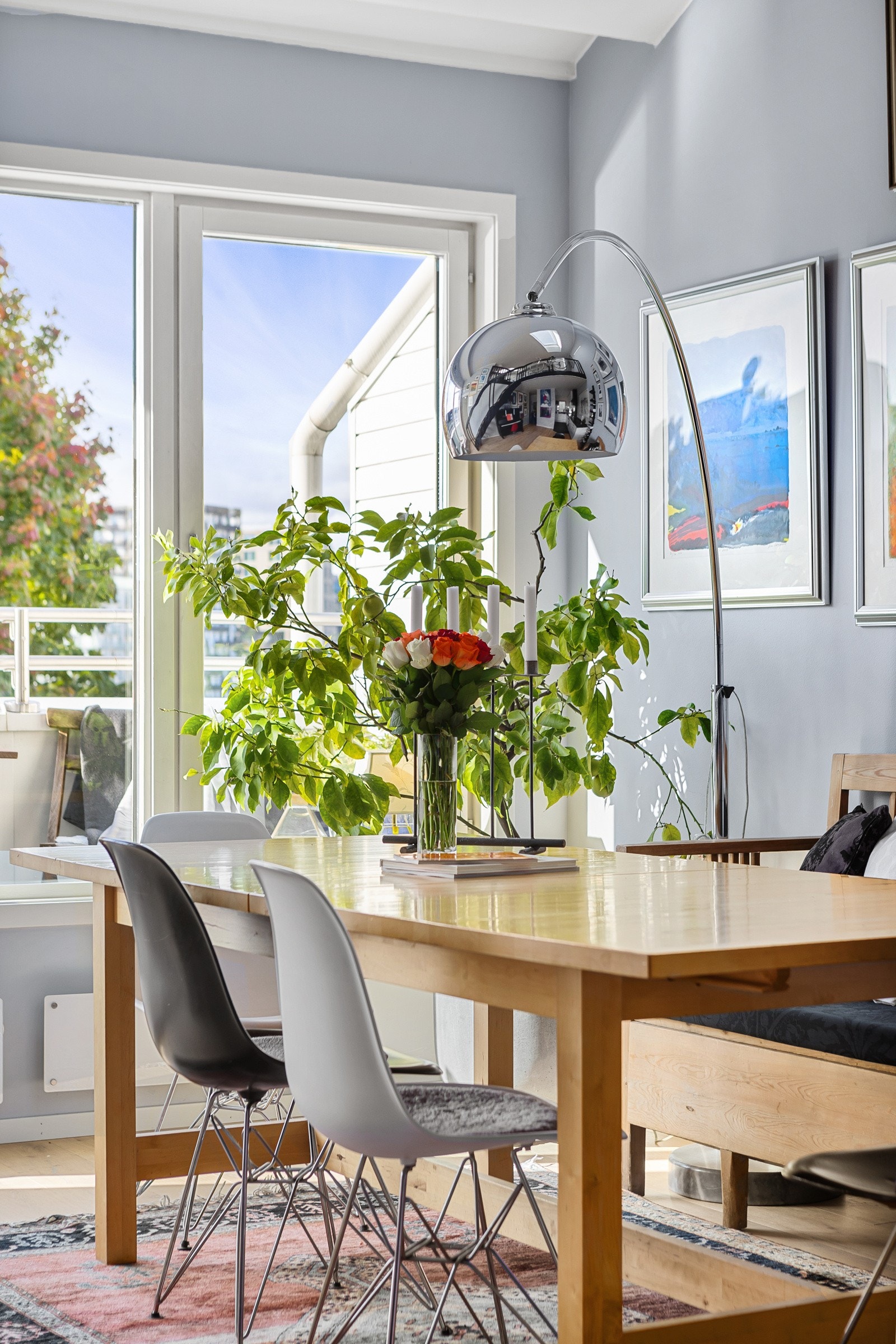 Det er høyt under taket og god plass til sosiale måltider og feiringer. Galleribilde