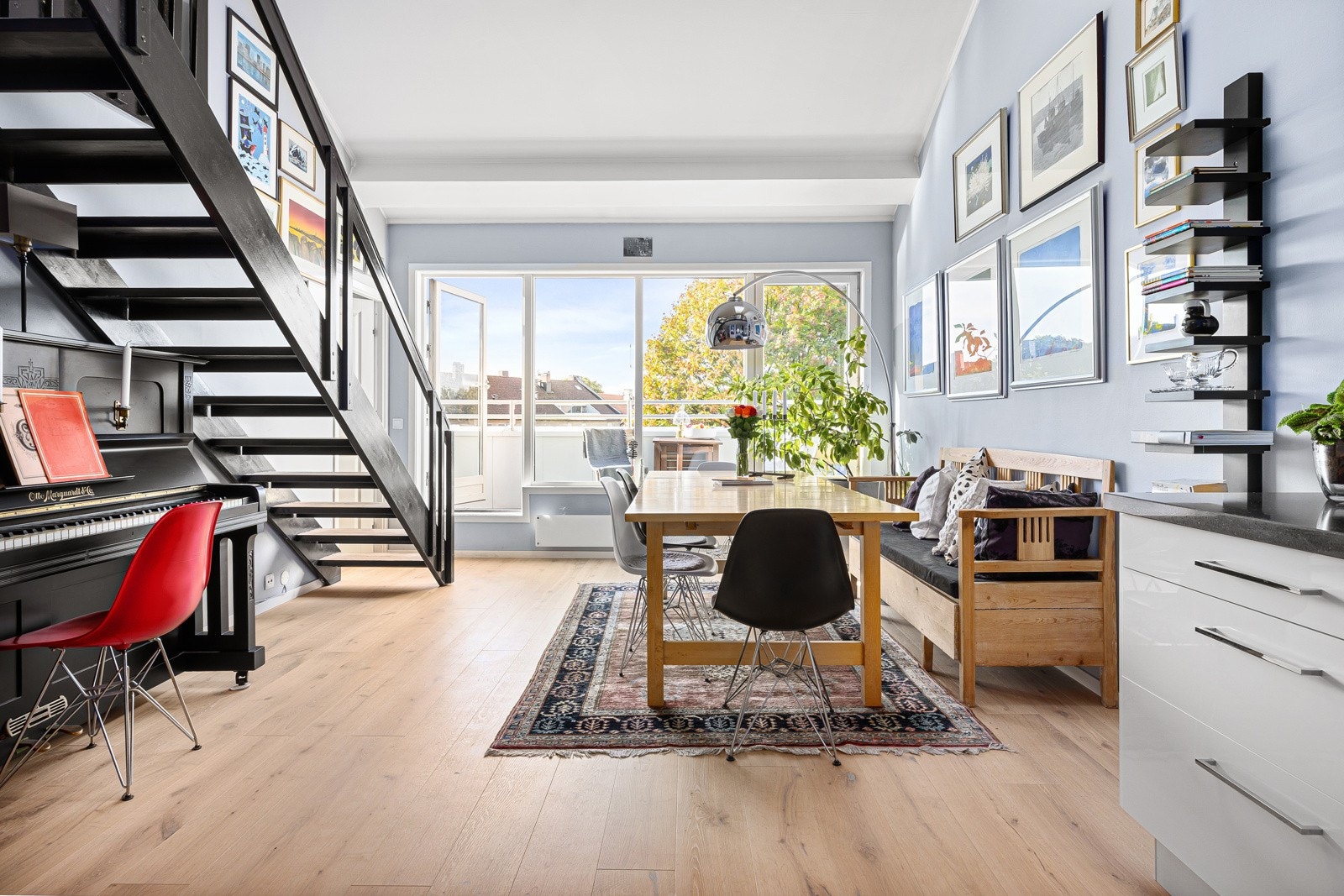 Trappen opp til mesaninen har åpne trinn som gir en luftig følelse. Galleribilde