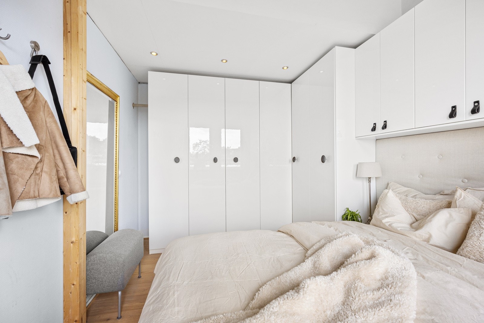 Soverommet har inngang fra stuen og er innredet med flere garderobeskap langs den ene veggen og rundt sengeplassen. Galleribilde
