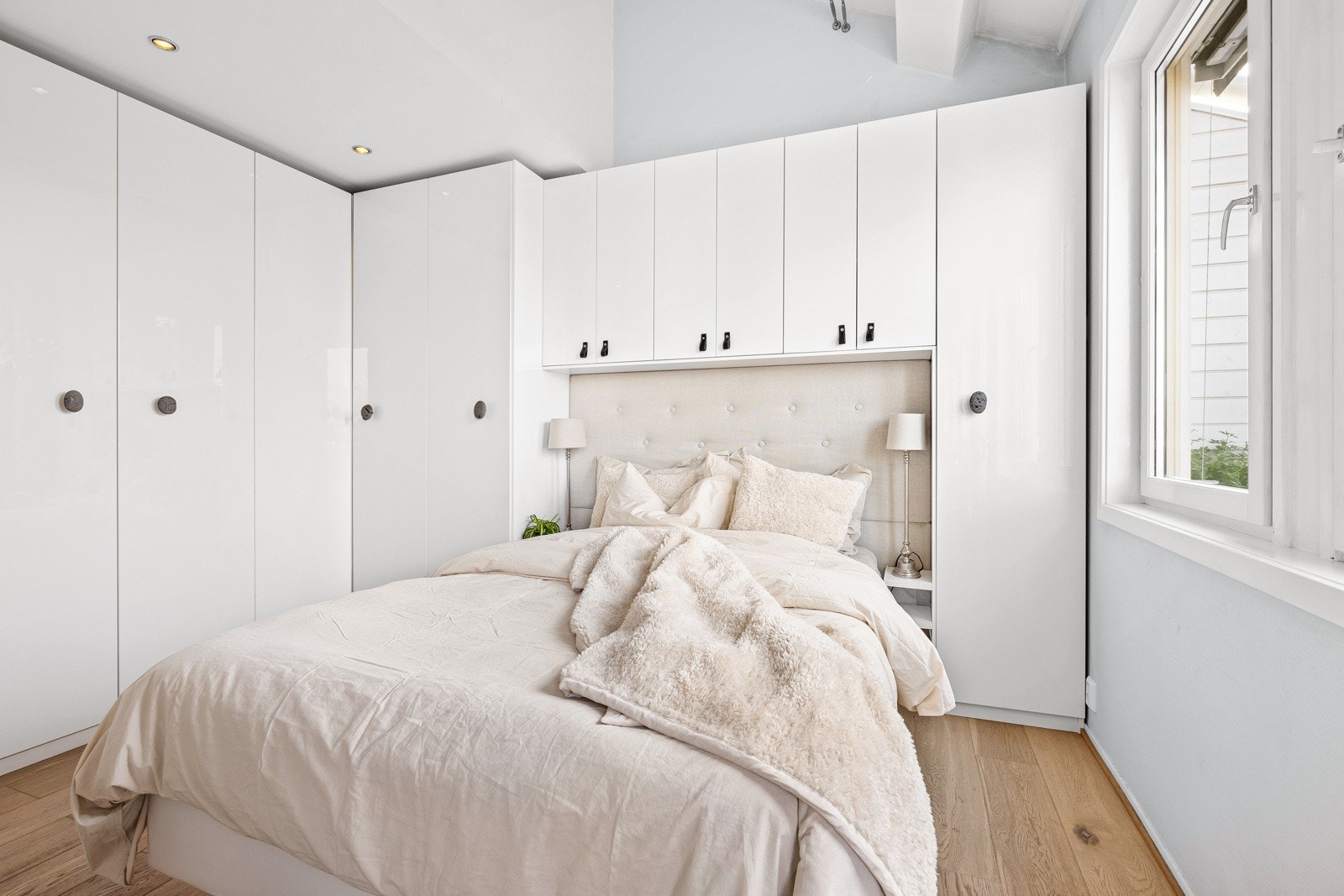 Soverommet er lyst og luftig med downlights i deler av rommet og skråtak med luftig takhøyde i ytterste del. Galleribilde