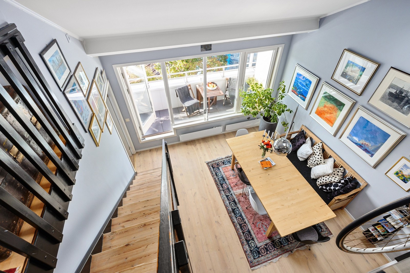 Hovedstuen har store vinduer langs hele endeveggen og utgang til en solrik balkong på ca. 8 kvm. Galleribilde