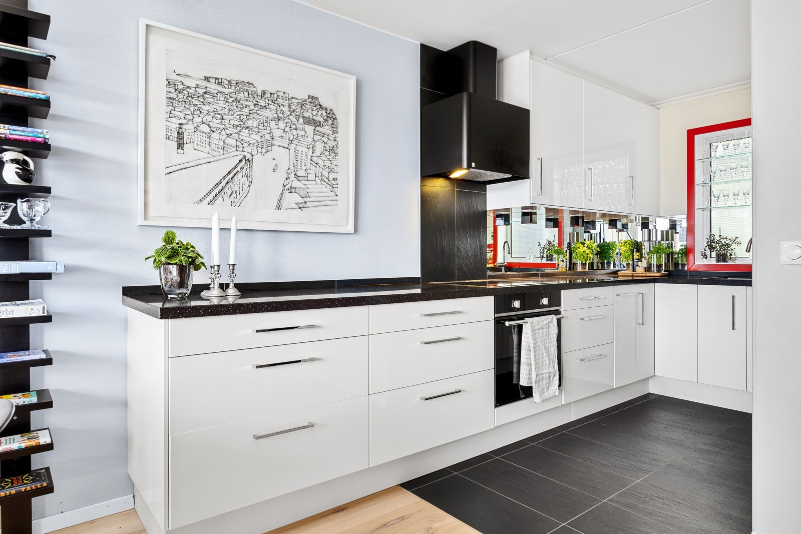 Speil over benken gir en forstørrende effekt, og det er også godt med benkebelysning. Galleribilde