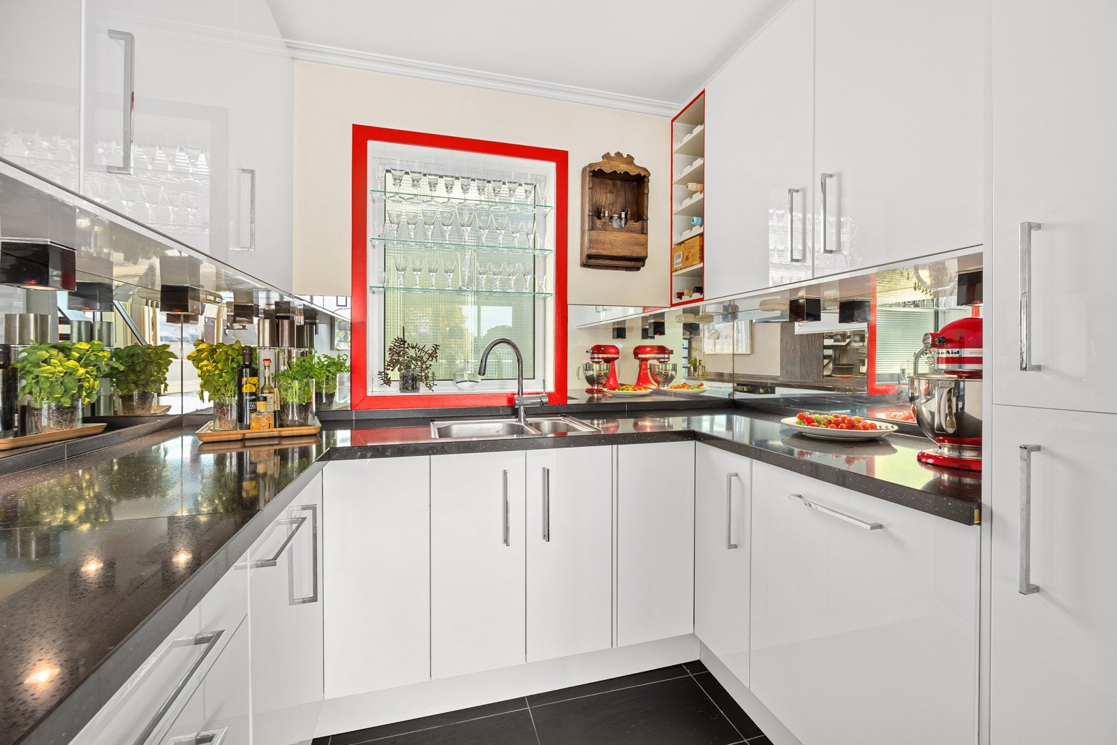 Kjøkkeninnredningen er plassert i en smart U-form, som gir god arbeidsflyt og rikelig med skapplass. Galleribilde