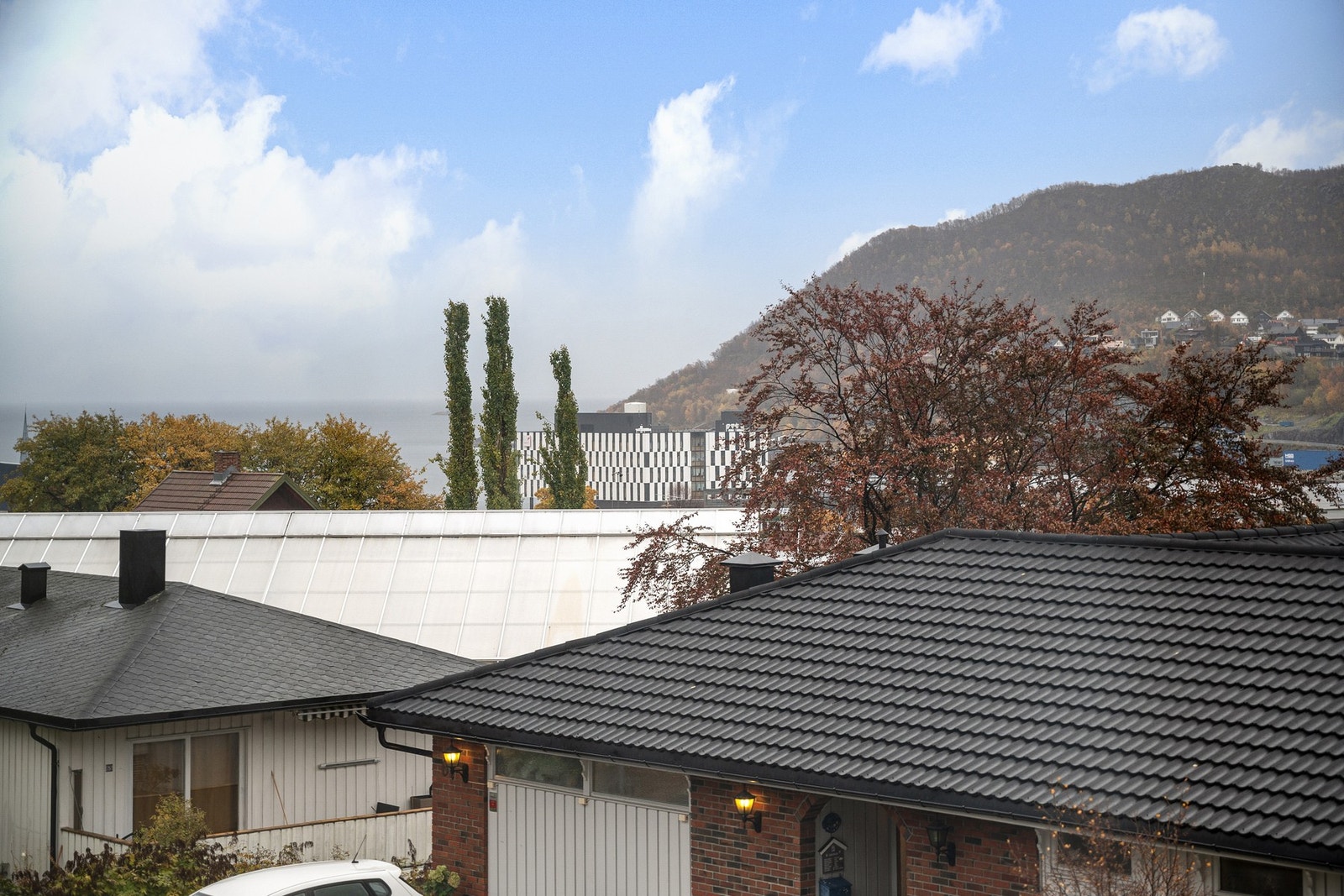 Eiendommen ligger høyt i terrenget som gir utsikt og god oversikt over nærliggende områder Galleribilde