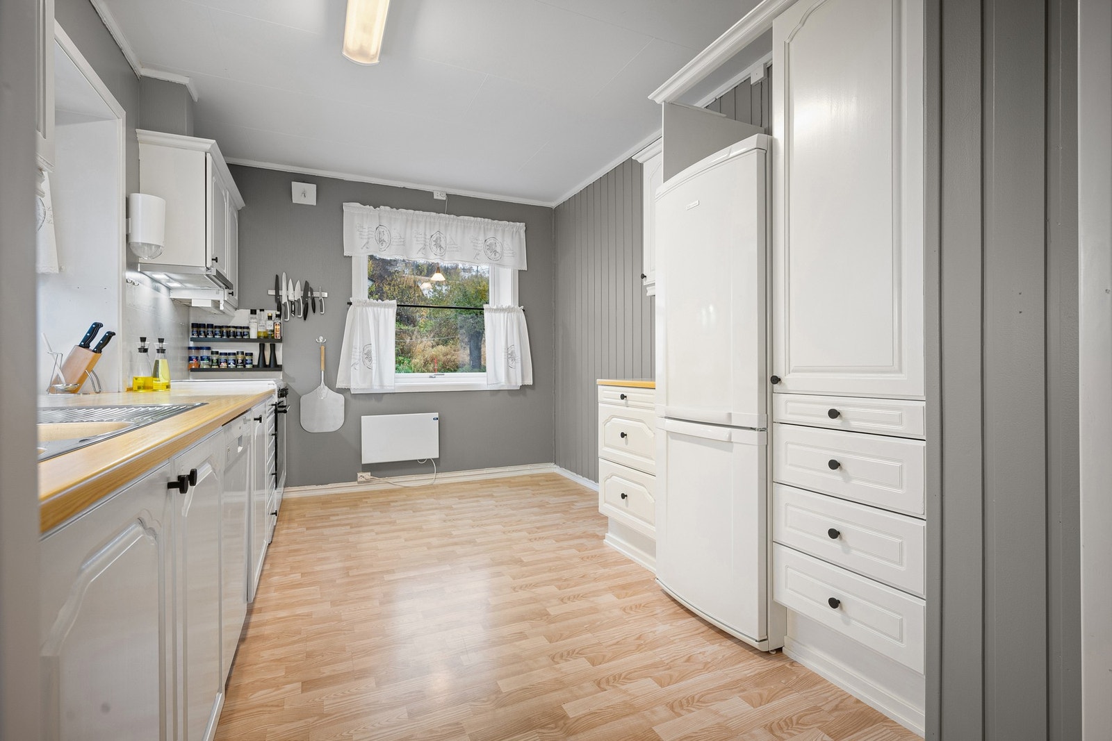 Kjøkkenet har godt med benkeplass og oppbevaringsplass som gjør det enkelt å holde orden Galleribilde