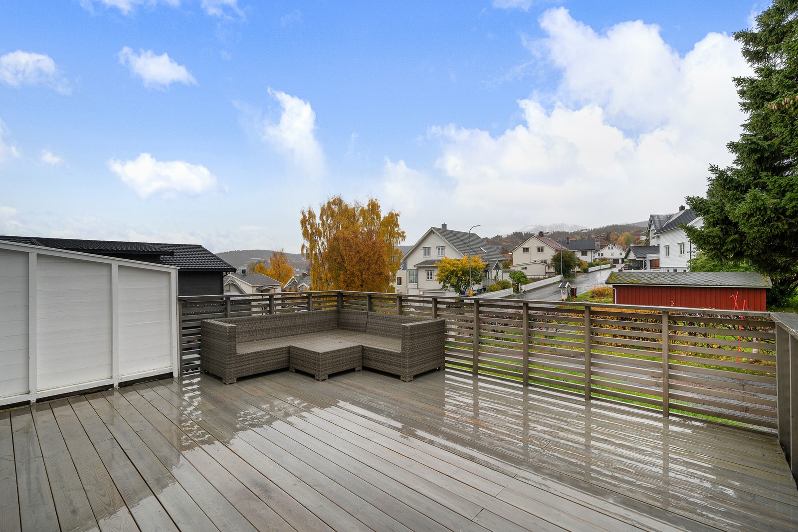 Fra stuen i 1. etasje har du adkomst til terrasseområde med levegg som gir en skjermet plass Galleribilde