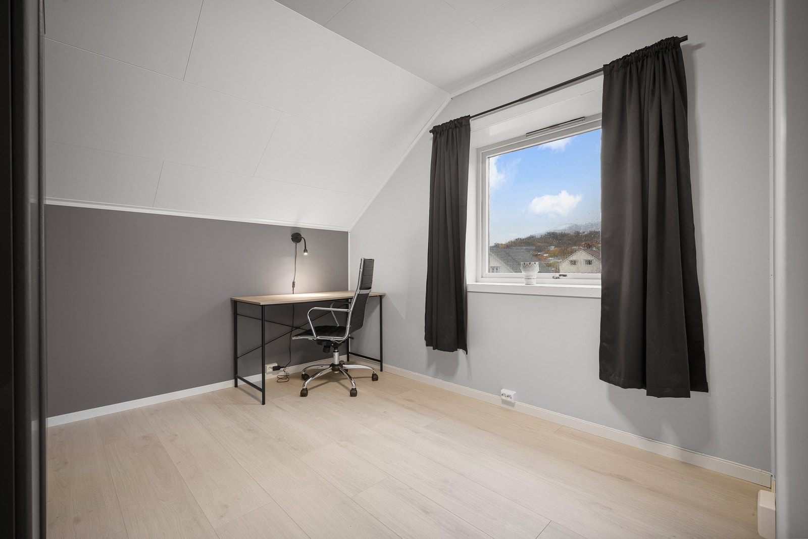 Soverom nr 3 - egner seg godt som både soverom, gjesterom eller kontor - alt etter hva du trenger! Galleribilde