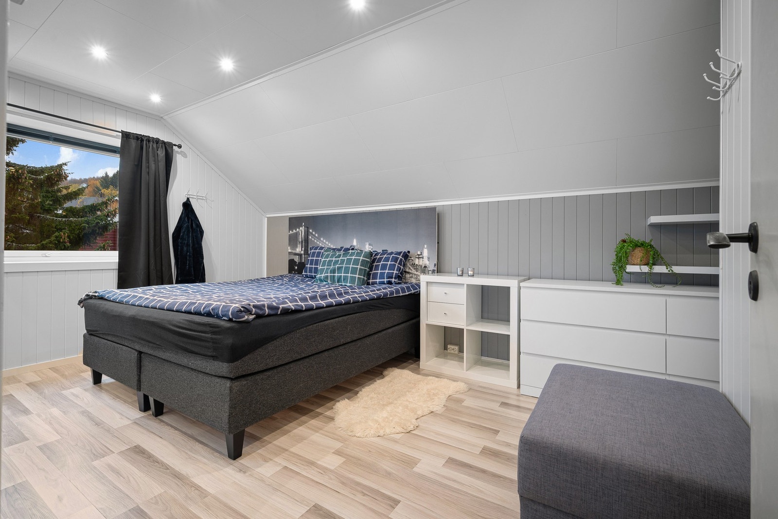 Her får du fint plass til en stor dobbeltseng og tilhørende nattbord, kommode eller hva du måtte ønske Galleribilde