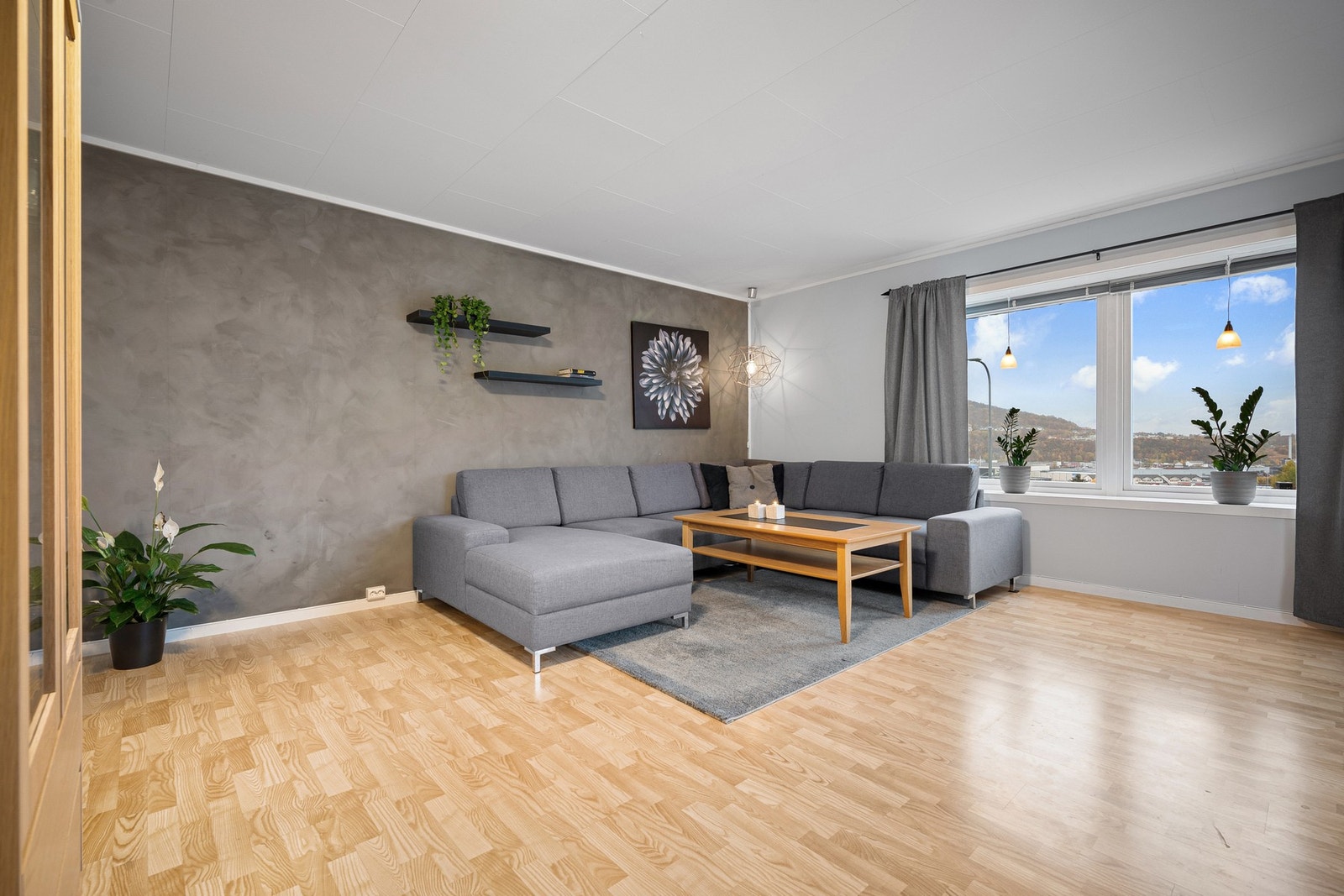 Generøse vindusflater gir rikelig lysinnslipp som skaper en god romfølelse Galleribilde