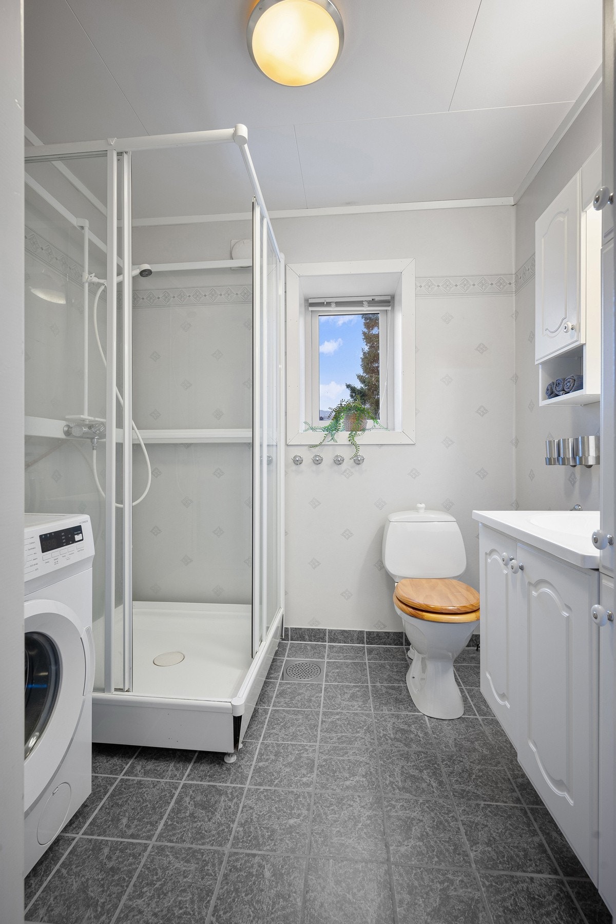 Badet er delvis oppgradert på 2000-tallet, her er det flislagt gulv med varme Galleribilde