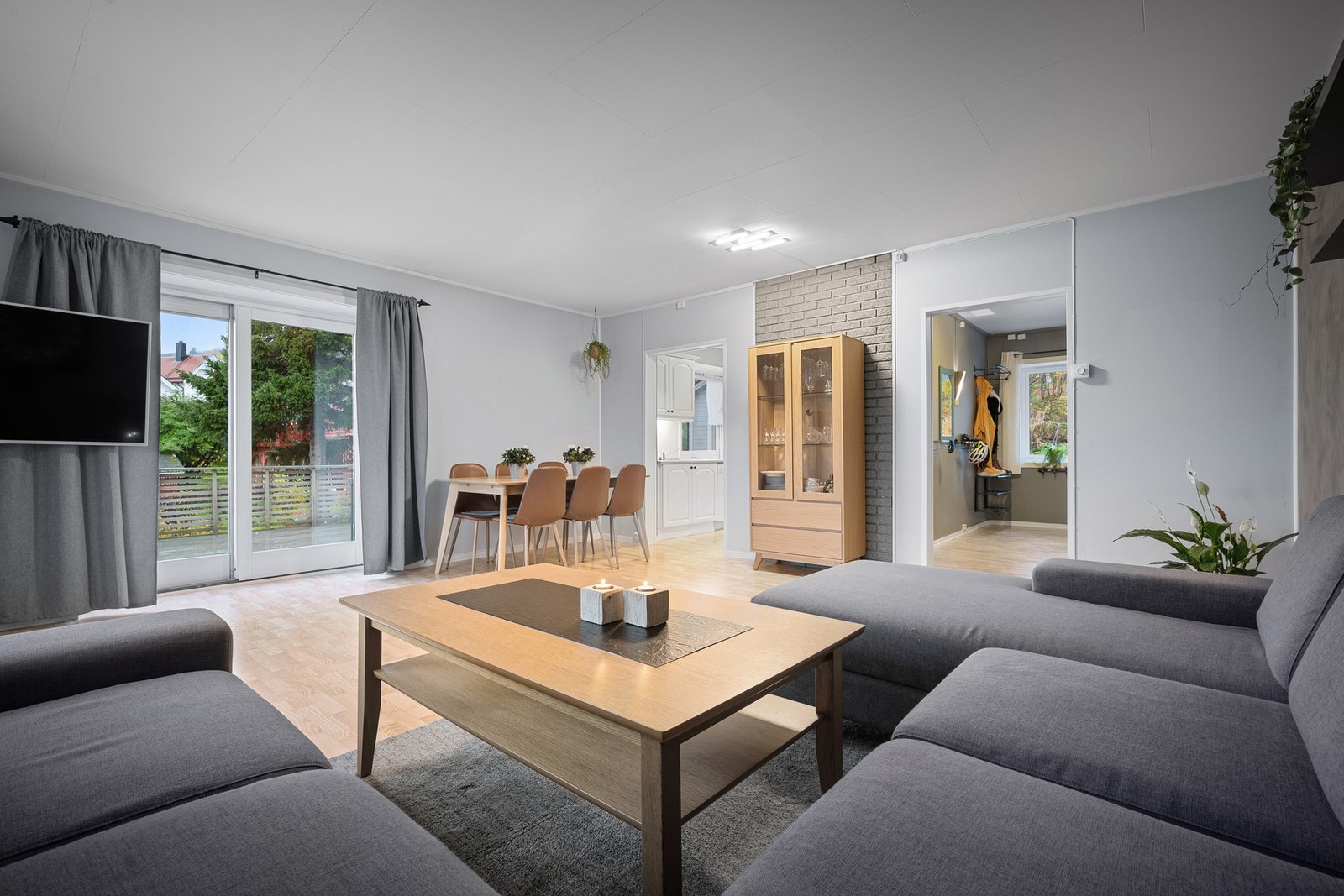 Stua er sosial og åpen med rom for både sofagruppe og spisestue Galleribilde