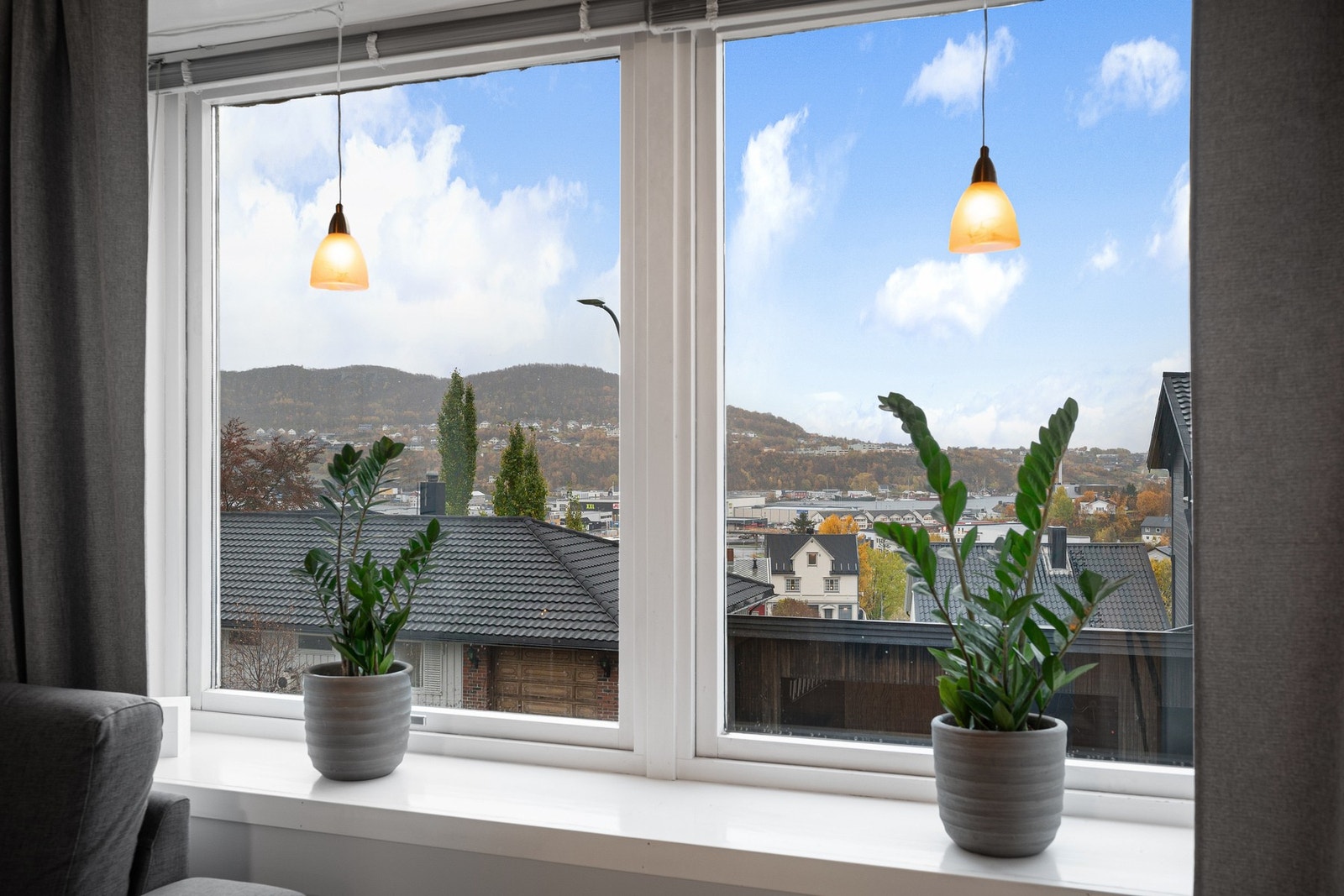 De dype vinduskarmene gir plass til blomster og lys Galleribilde