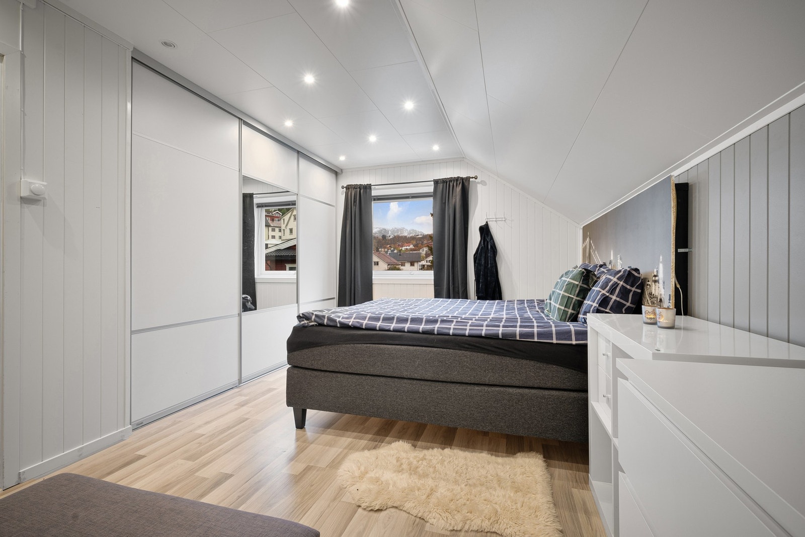 Hovedsoverommet er utstyrt med stor skyvedørsgarderobe Galleribilde