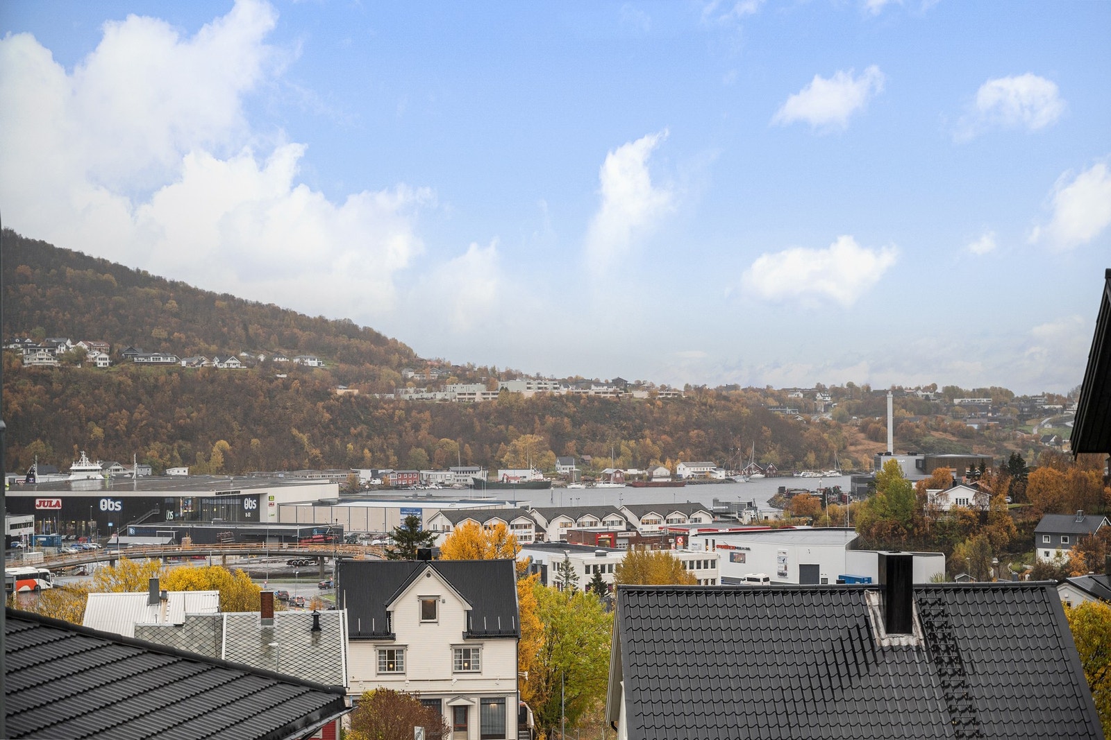 Halvpart av tomannsbolig sentralt beliggende i Harstad, med gangavstand til absolutt alt og ikke minst flott utsikt Galleribilde