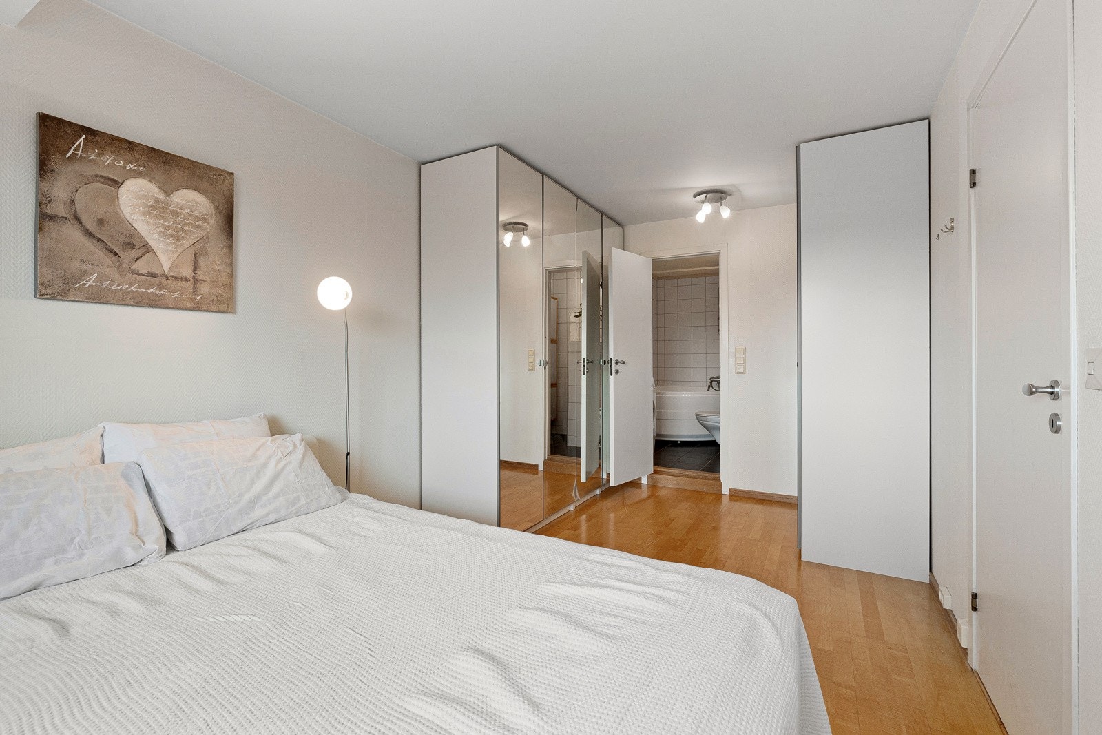 Rommet har god plass til stor seng og mye oppbevaringsplass i flere garderobeskap. Galleribilde