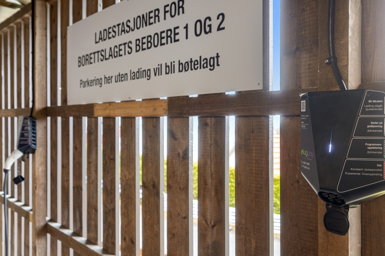 Det er nylig etablert to felles ladeplasser som beboere kan benytte seg av. Ladebokser administreres av PlugPay med abonnementsløsning. Galleribilde