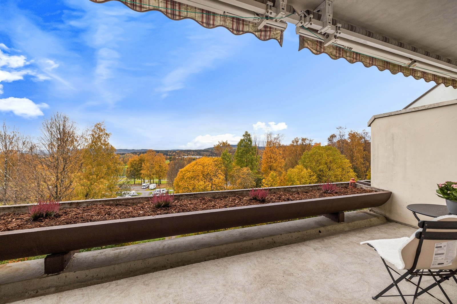 Fantastisk terrasse med vidstrakt utsikt og vestvendt retning med herlige solforhold. Galleribilde
