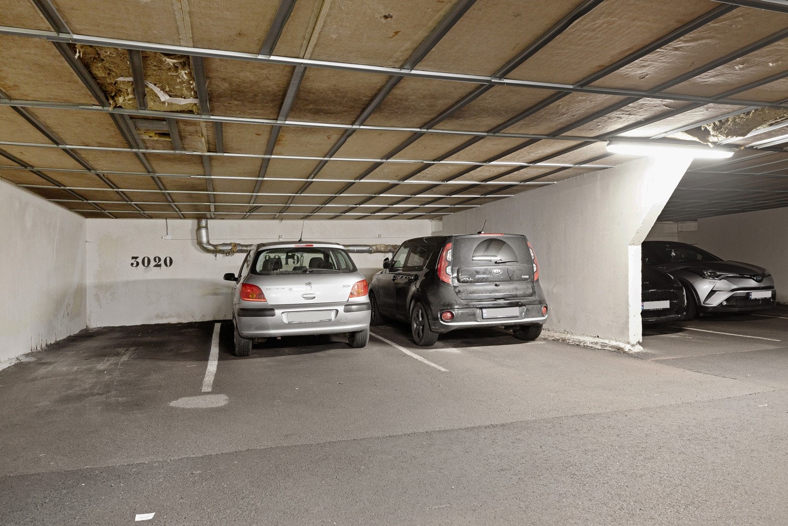 Det medfølger fast parkeringsplass i felles garasjeanlegg og det fins flere gjesteplasser. Galleribilde
