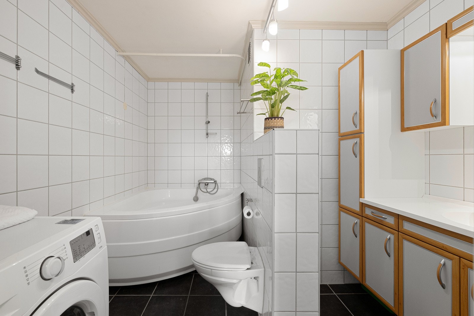 Badet har adkomst fra hovedsoverommet og er innredet med badekar med dusjløsning og god oppbevaringsplass i flere skap. Galleribilde