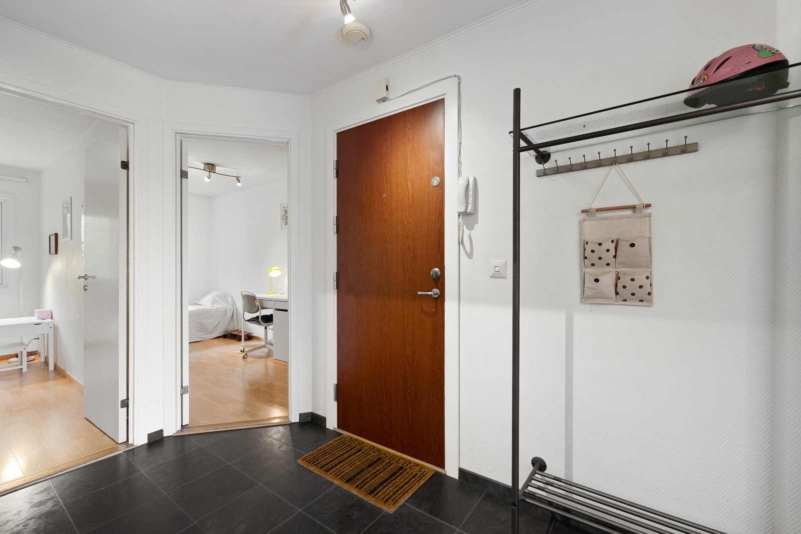 Entréen har god plass til skoskap og andre oppbevaringsløsninger. Galleribilde