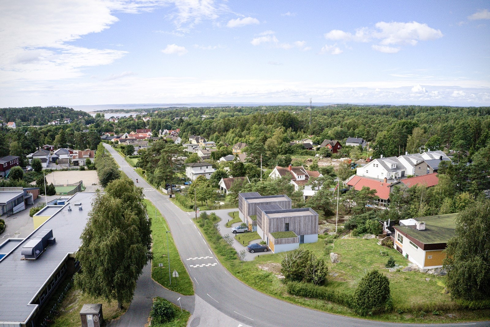Tomten ligger i et veletablert og hyggelig boligområde. Galleribilde