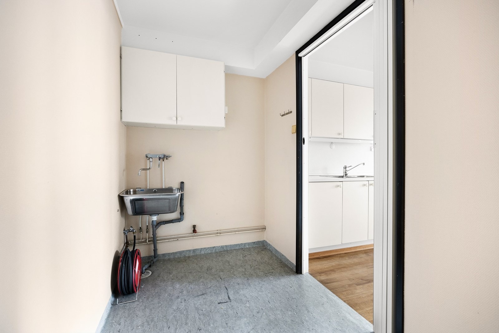 Vaskerom med utslagsvask og opplegg for vaskemaskin. Galleribilde