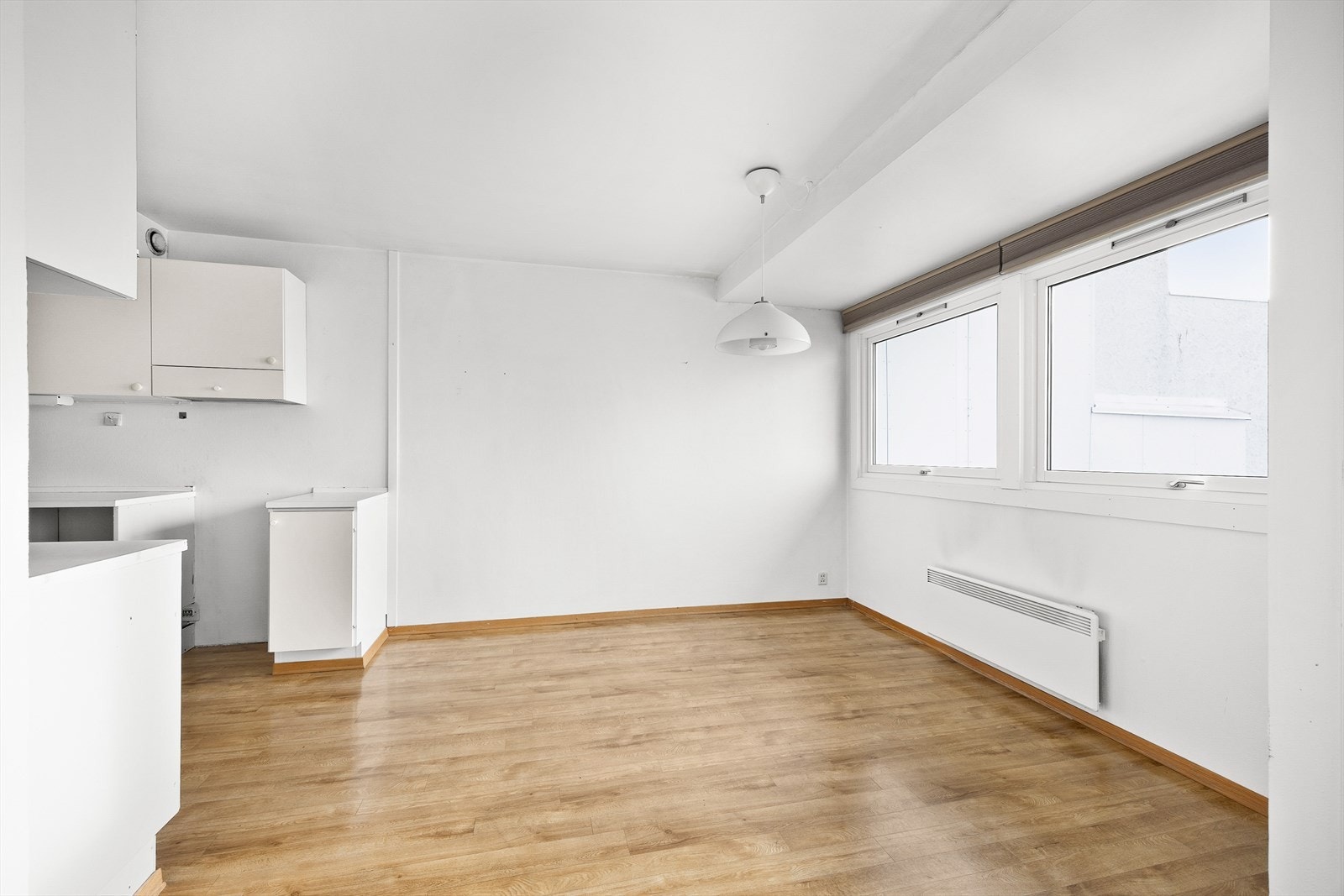 Naturlig rom for spisestue i sammenheng med kjøkkenet. Galleribilde