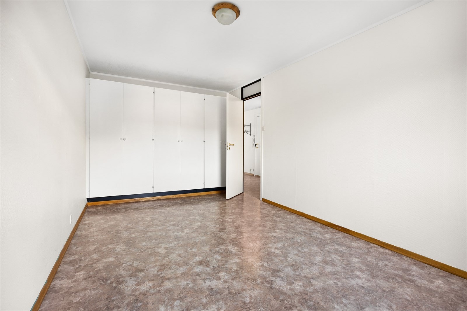 Innebygde skap medfølger leiligheten ved salg. Galleribilde