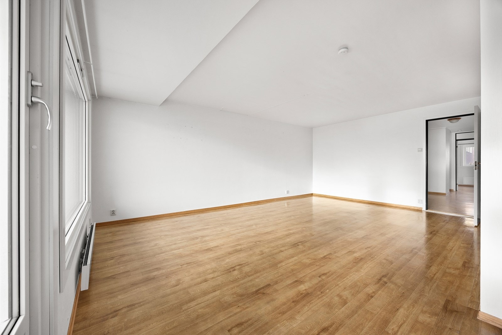 Det er nyere vinduer og balkongdør i leiligheten. Galleribilde