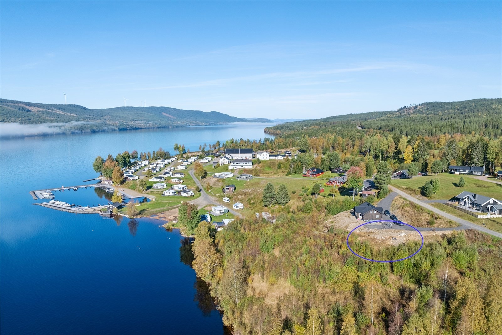 Dronebilde over området, kort vei til Osen Retreat med langtids-camping, helgeåpen kro og småbåthavn Galleribilde