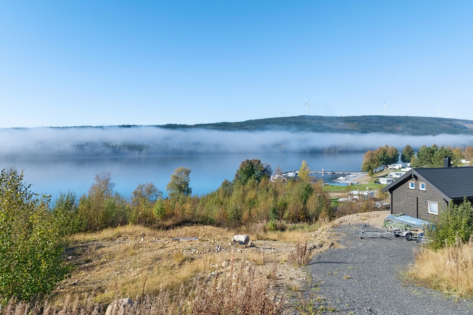 Eiendommen er tilknyttet privat vei frem til eiendommens grenser. Galleribilde