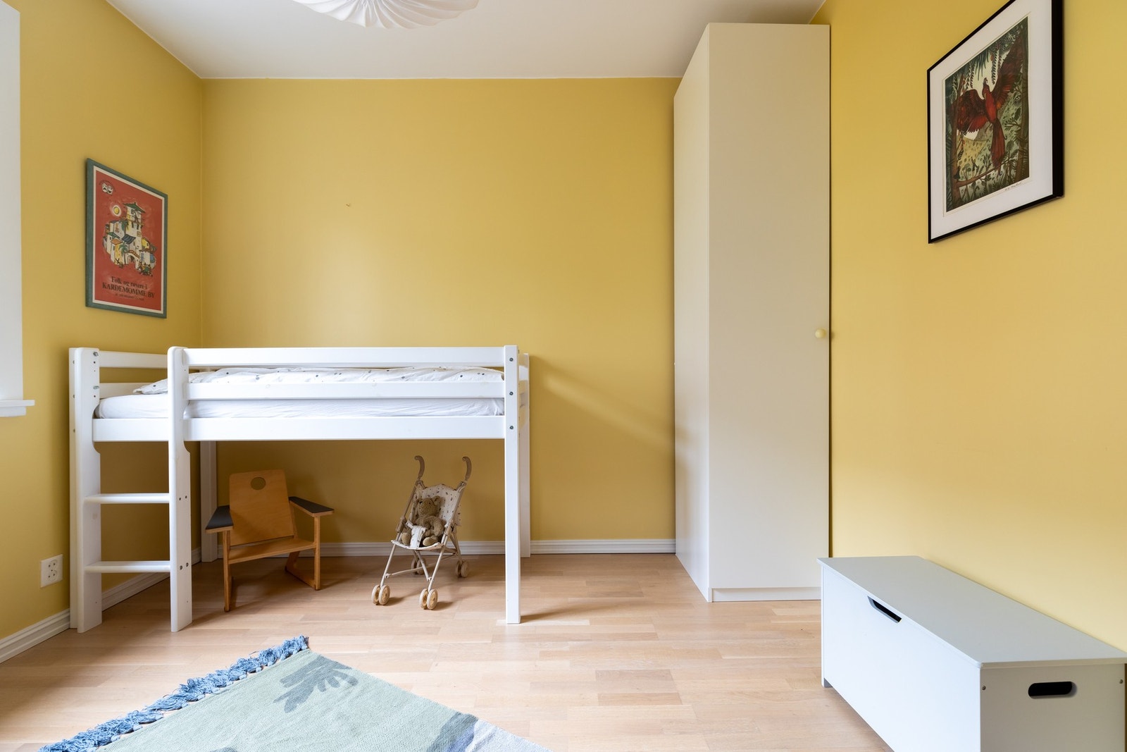 Praktisk plassbygget kott gir oppbevaringsplass, i tillegg til garderobeskap som blir stående. Galleribilde