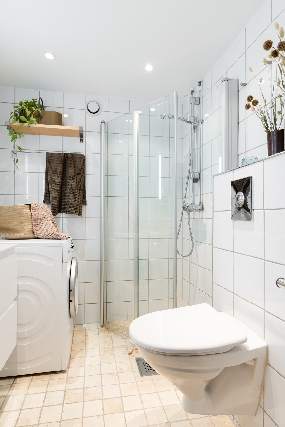 Innredningen består av servant på underskuffer, speil med belysning, vegghengt toalett og dusjhjørne. Galleribilde