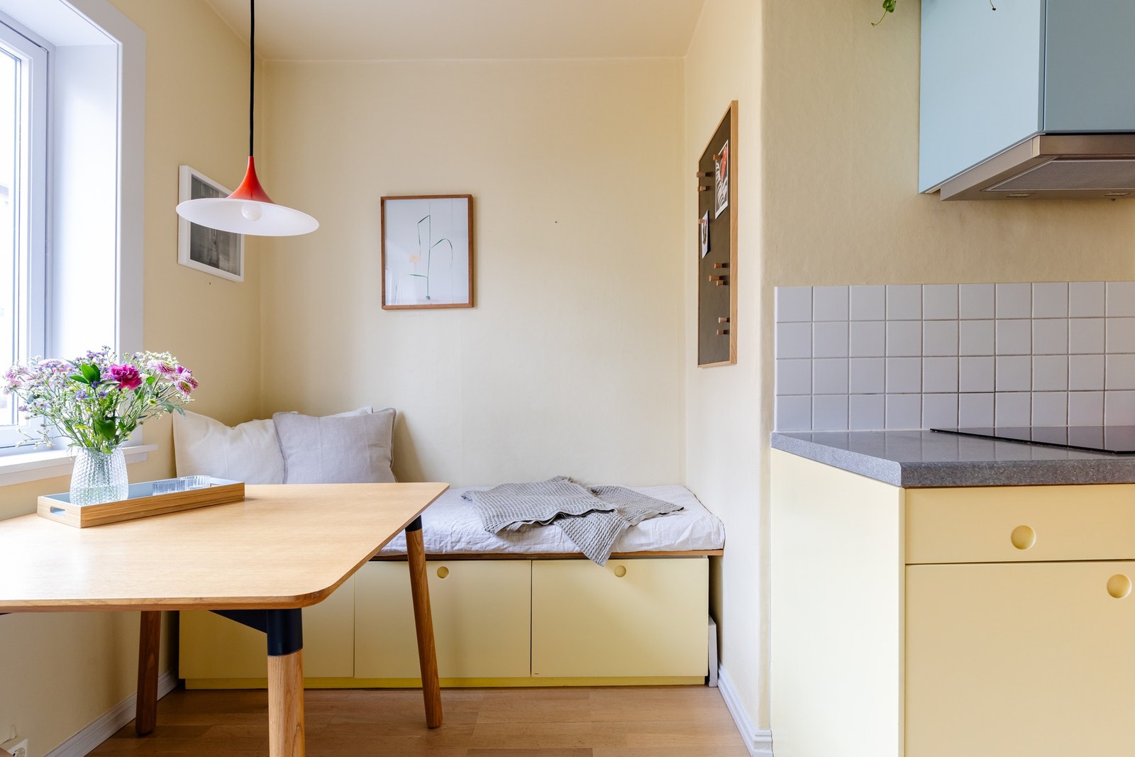 Denne gjør det ikke bare hyggelig å ta frokosten her, men gir også ytterligere med oppbevaring. Galleribilde