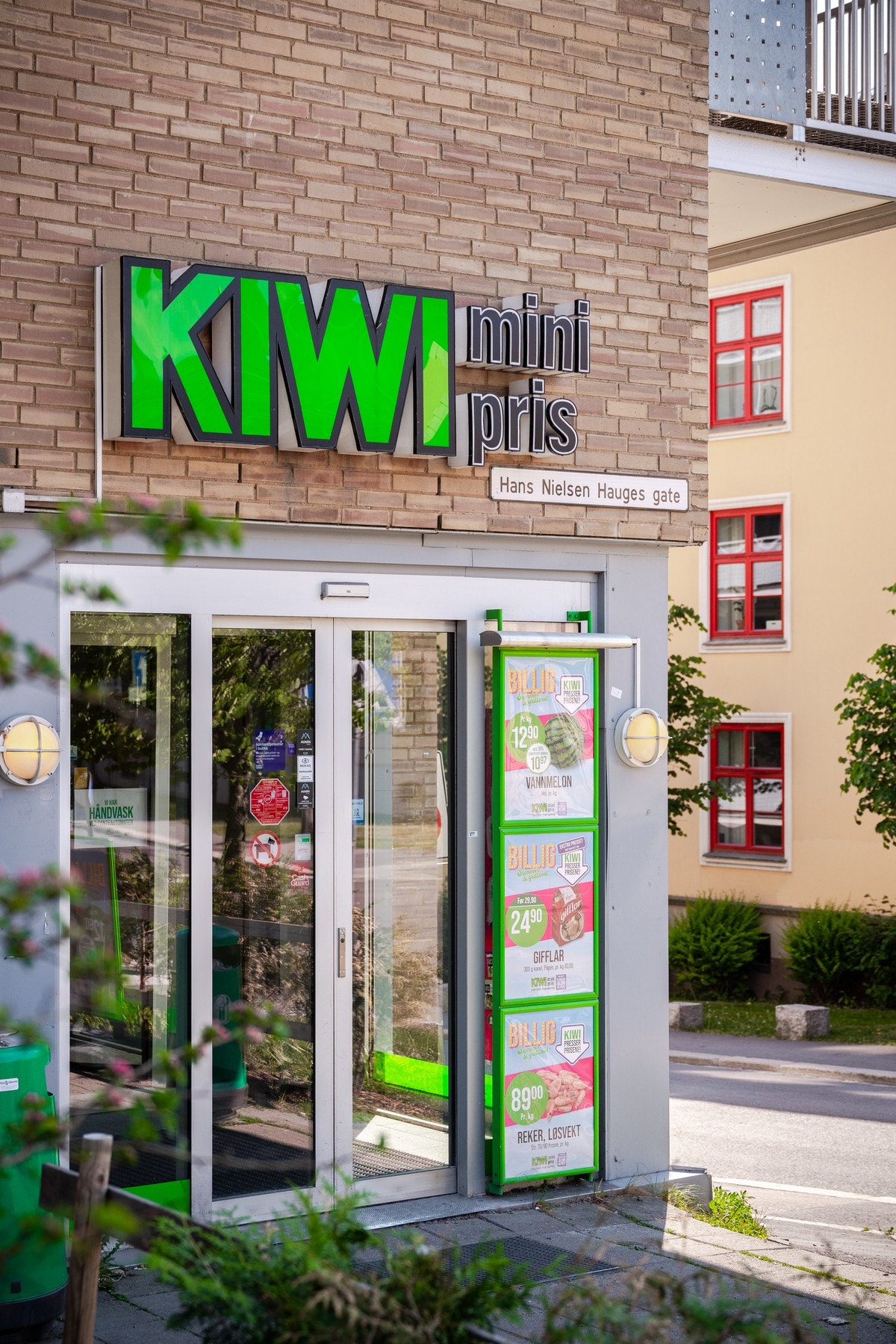 Dagligvarehandelen kan gjøres på KIWI eller REMA 1000 som begge ligger kun noen minutters gange unna. Galleribilde