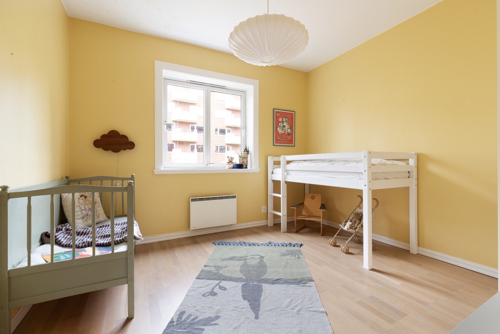 Det andre soverommet har også plass til seng, kontorpult og oppbevaringsmøblement. Galleribilde