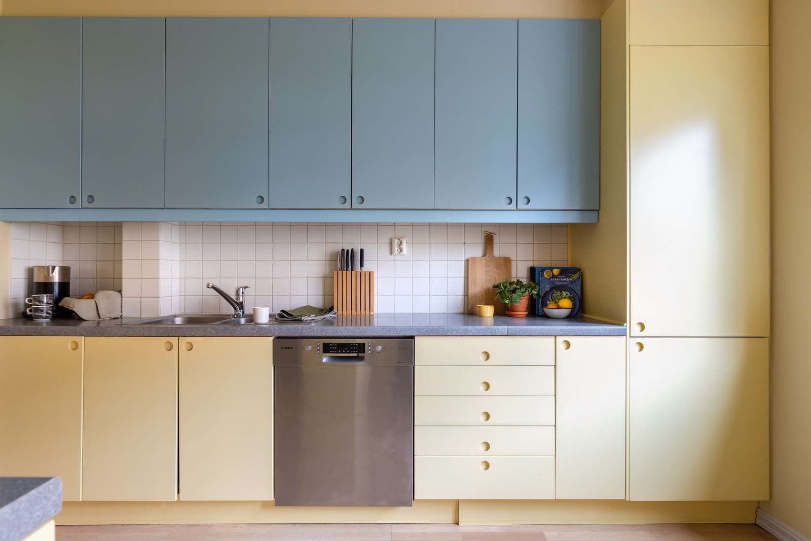 Pent kjøkken med glatte fronter, benkeplate av laminat og nedsenket oppvaskkum med ett-greps armatur. Galleribilde