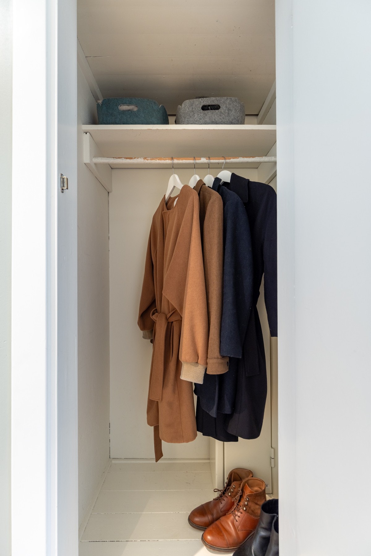 Praktisk plassbygget kott gir oppbevaring for yttertøy og sko. Galleribilde