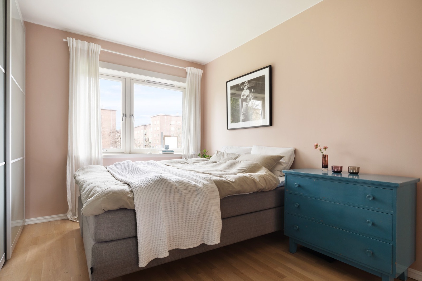 Boligen har i alt to soverom som begge er malt i fine fargevalg Galleribilde