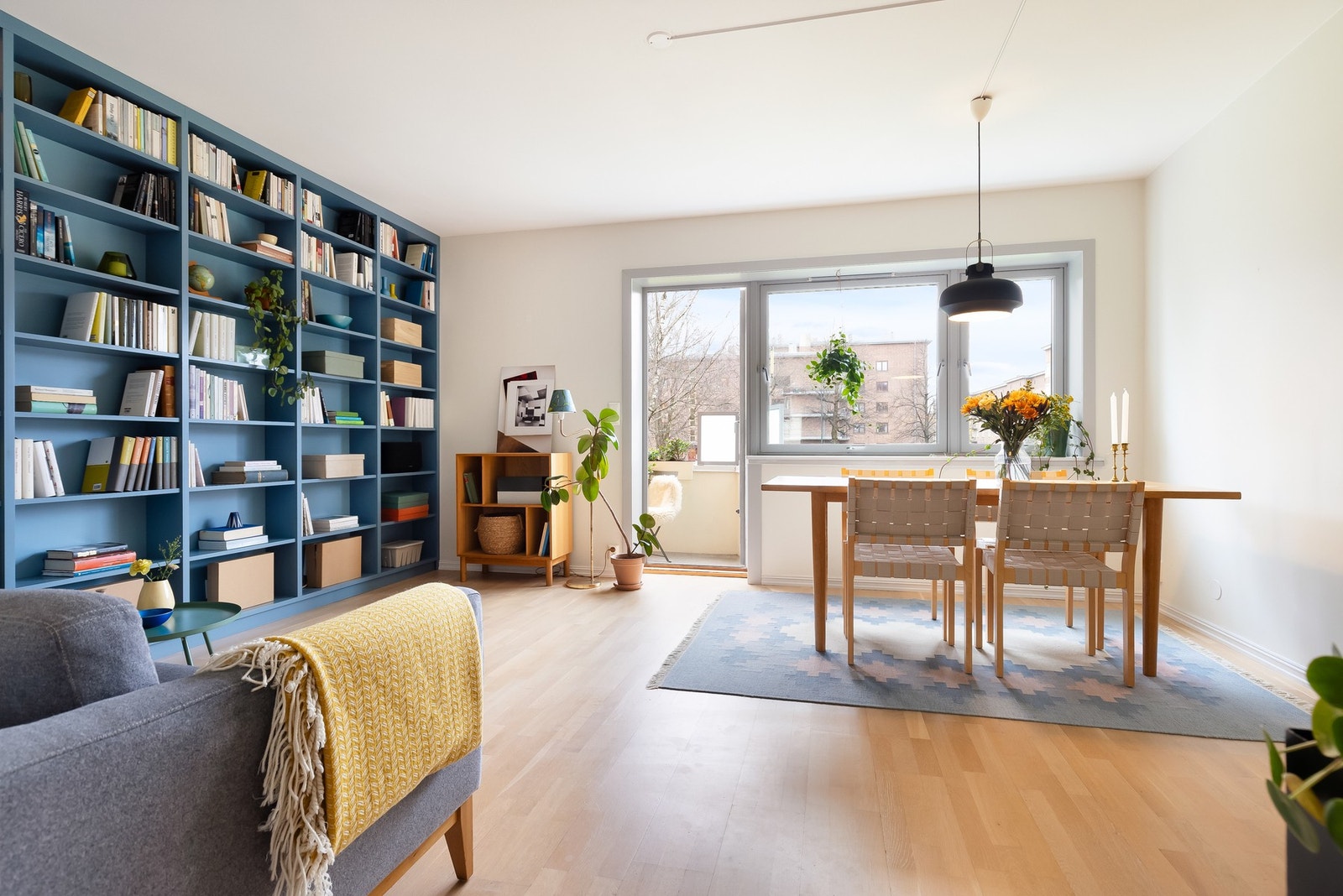 Boligens oppholdsrom har store vindusflater som gir godt med naturlig lysinnslipp. Galleribilde