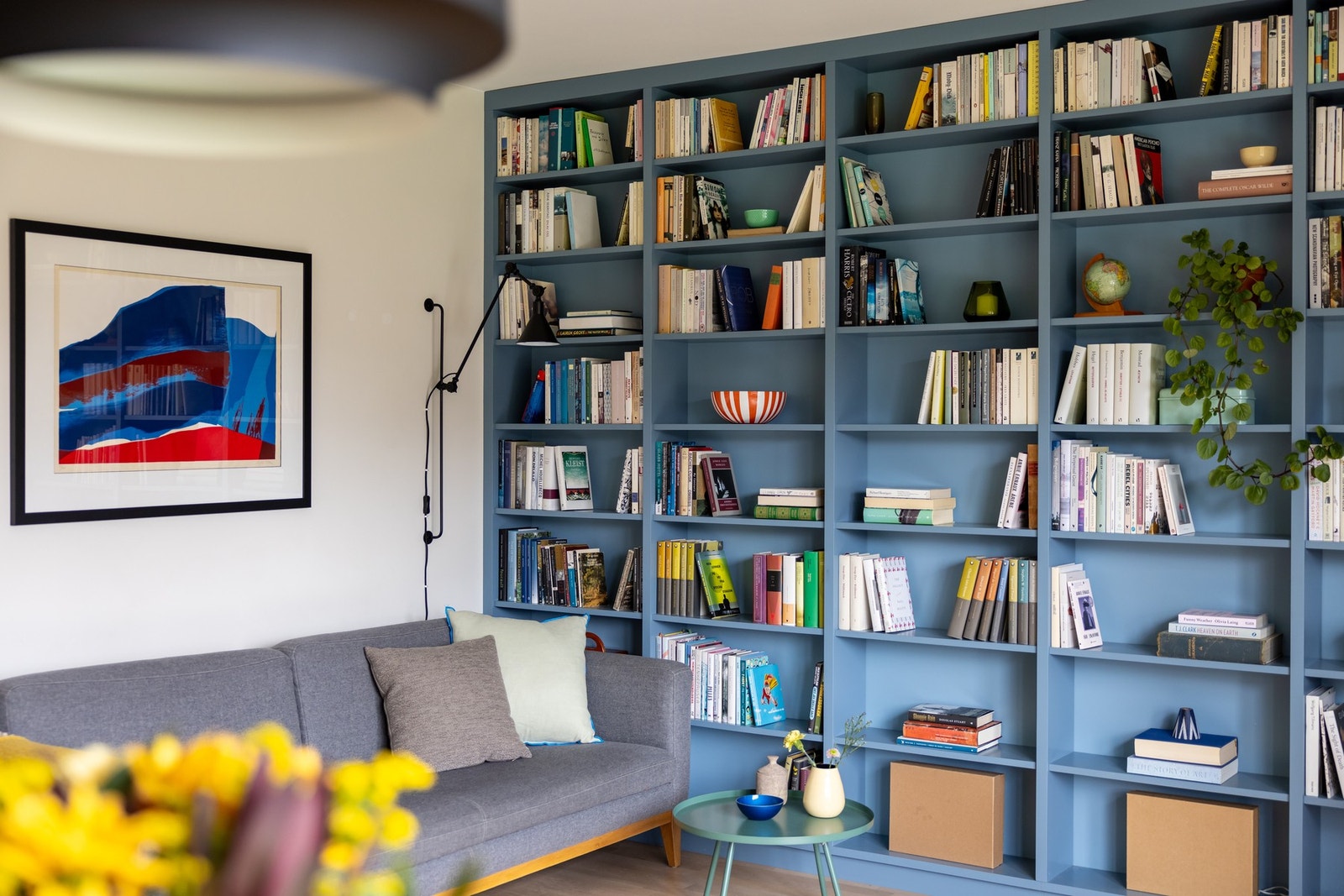 Langs den ene veggen er det en flott spesialbygget bokhylle som gir godt med oppbevaring. Galleribilde