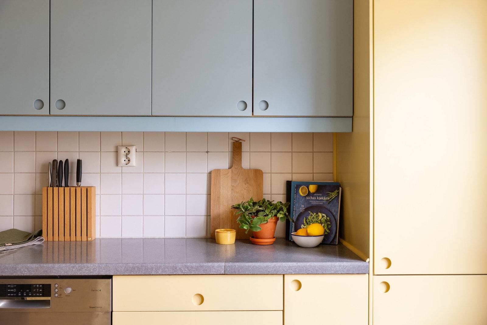 Videre er det fliser over benk samt belysning og stikkontakter under overskapene. Galleribilde