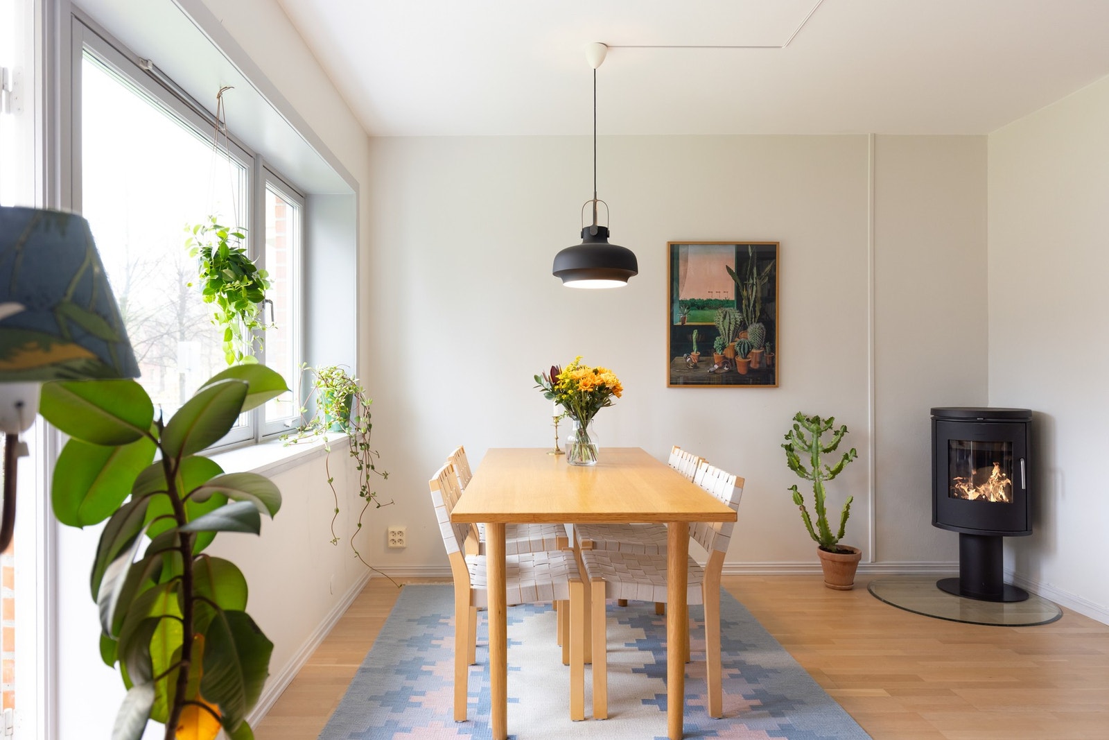 I hjørnet av stuen er det en moderne peisovn. Denne bidrar til varme på kaldere dager og vil gi en hyggelig atmosfære. Galleribilde