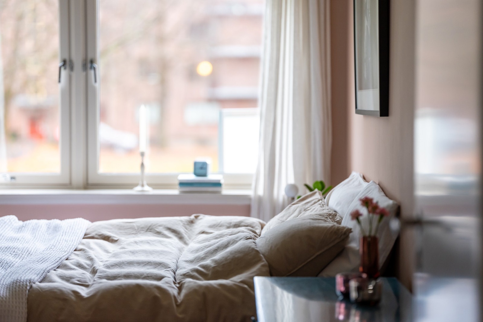 Hovedsoverommet er av god størrelse med plass til dobbeltseng og nattbord. Galleribilde