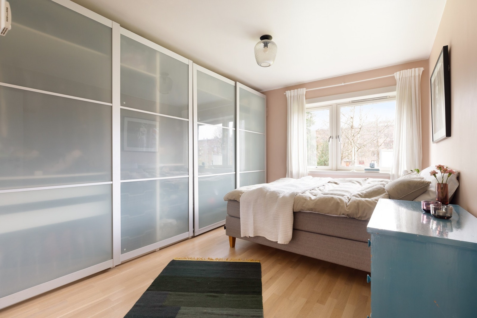 Skyvedørsgarderoben gir godt med lagring for klær og vil bli stående. Galleribilde