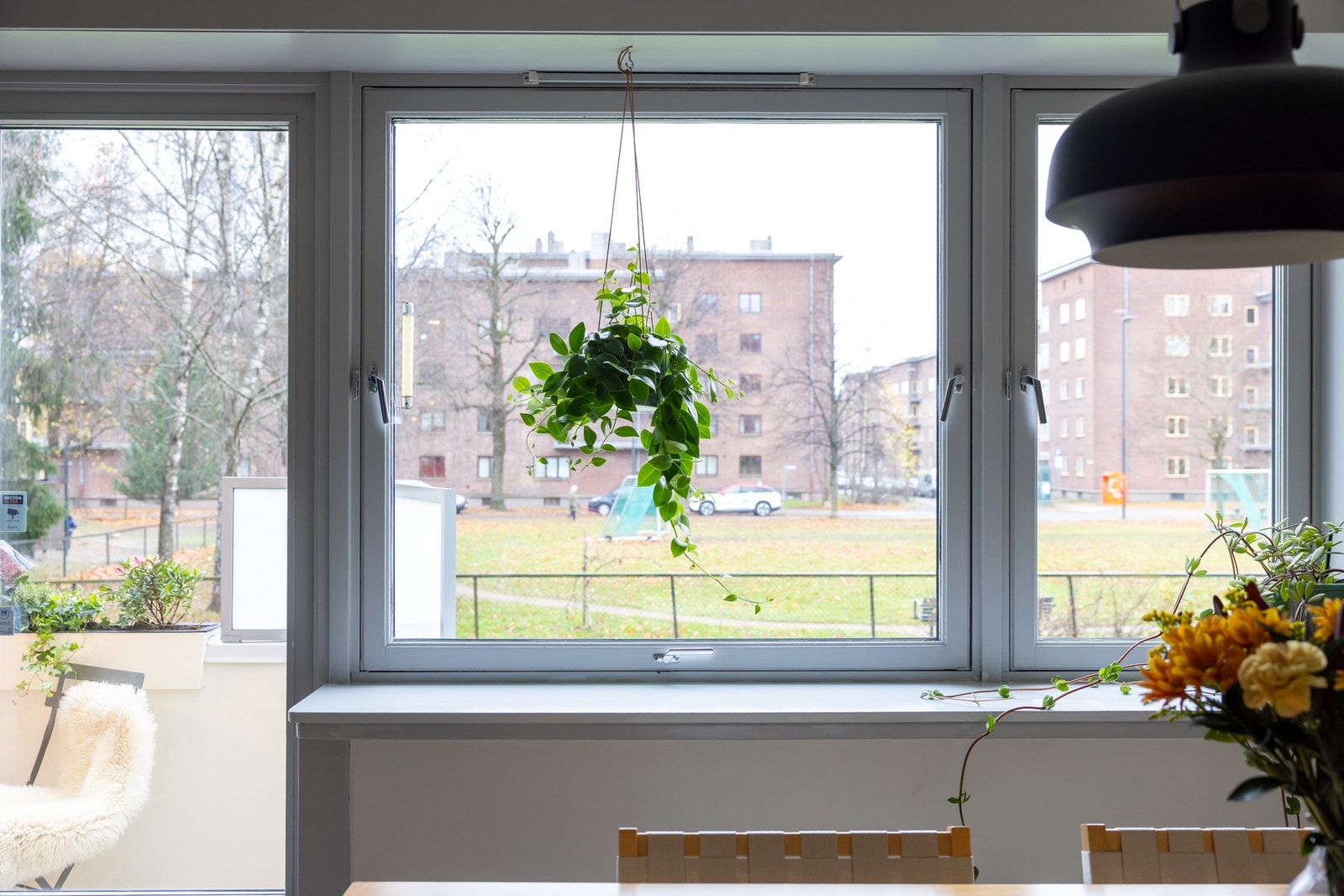 Beliggenheten er ypperlig for deg som vil bo i frodige omgivelser, men likevel med kort vei til "alt" du behøver i hverdagen. Galleribilde