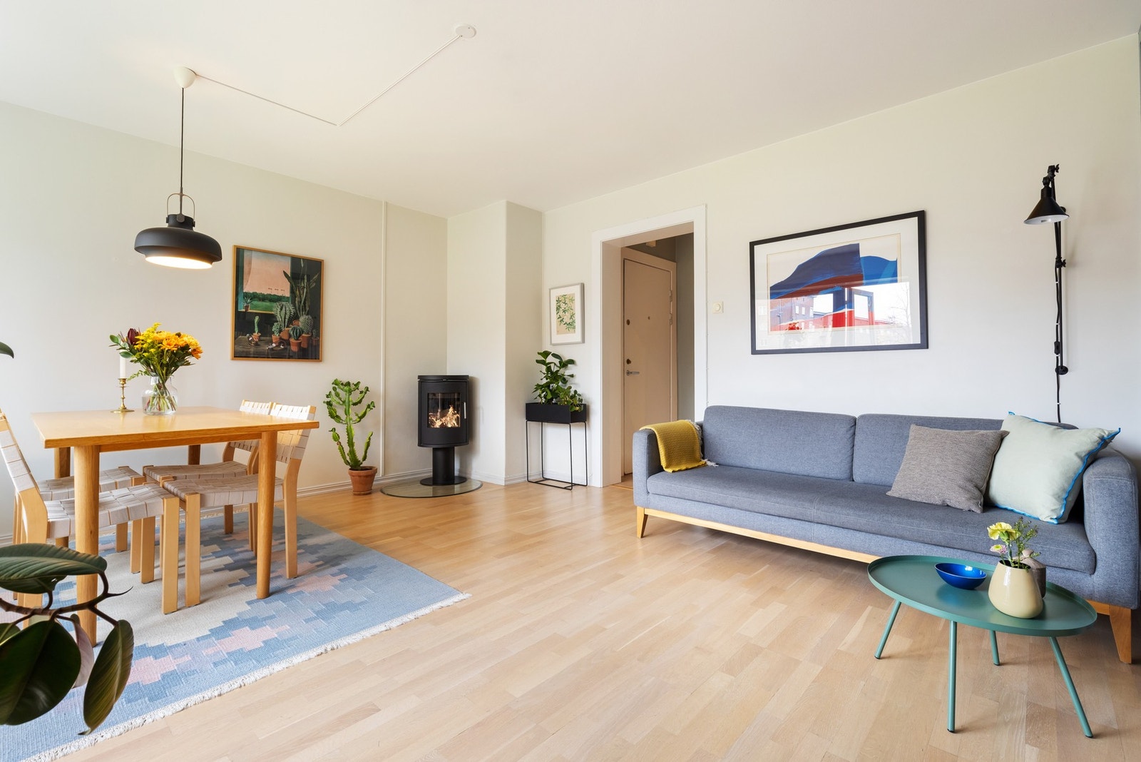 Dette er en lys og innbydende 3-roms leilighet som ligger rolig og tilbaketrukket i grønne omgivelser med Torshovdalen som nærmeste nabo. Galleribilde