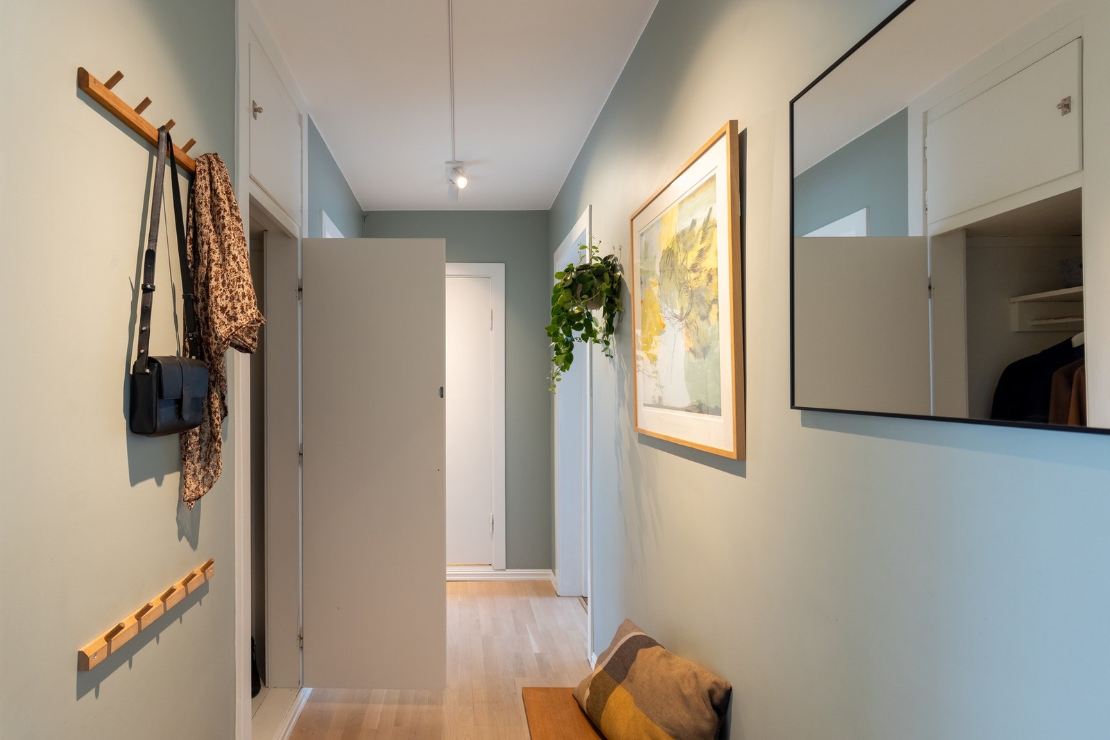 Rommet har plass til knaggrekker, kommode, speil og lignende. Galleribilde