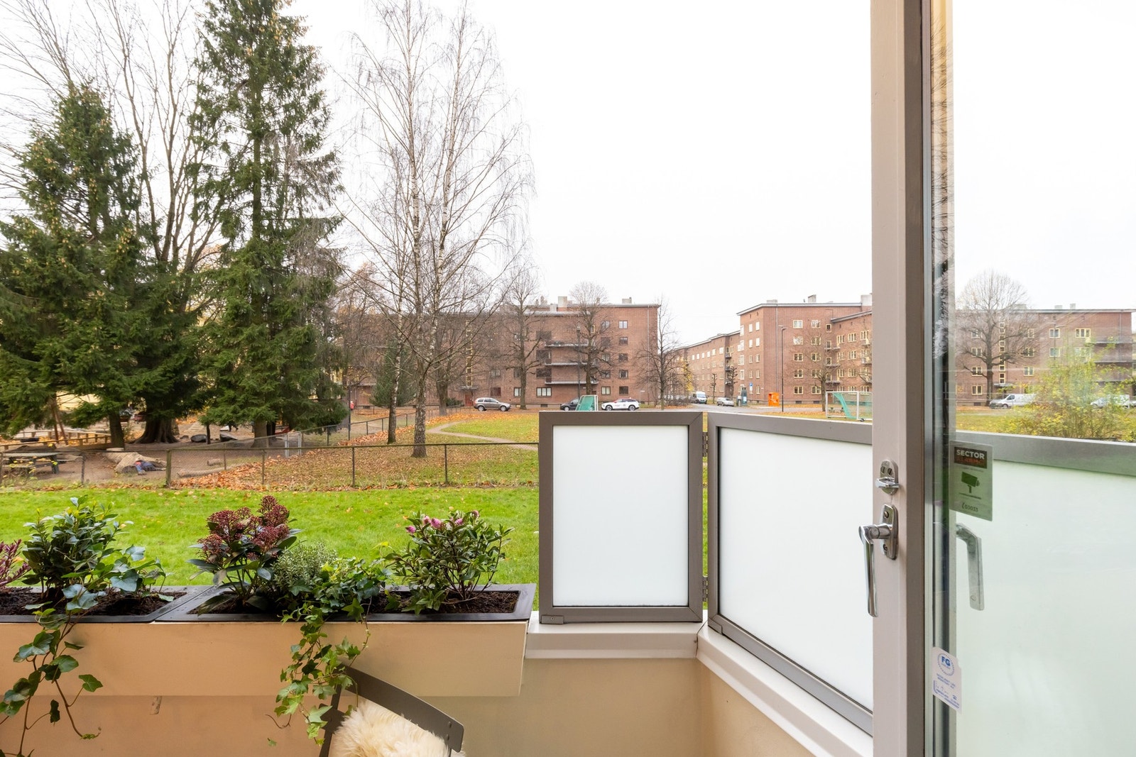 Fra stuen er det utgang til boligens balkong. Balkongen er på 3 kvm og har plass til beplantning samt utemøblement. Galleribilde